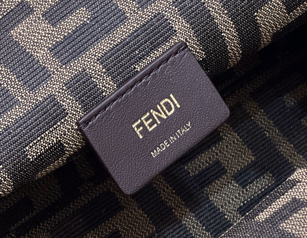 BOLSO FENDI FIRST SMALL 26 DE PIEL BLANCA CON DETALLES EXÓTICOS