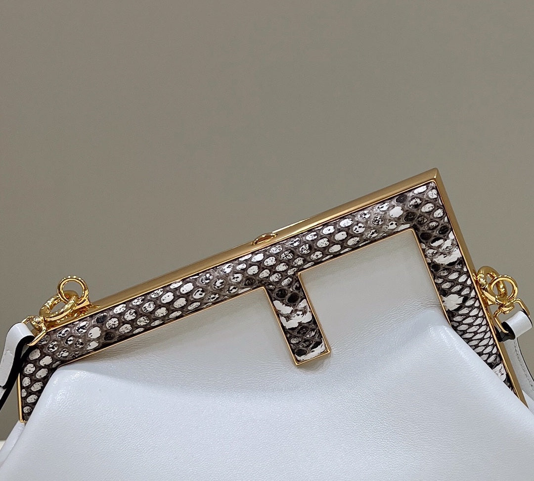BOLSO FENDI FIRST SMALL 26 DE PIEL BLANCA CON DETALLES EXÓTICOS