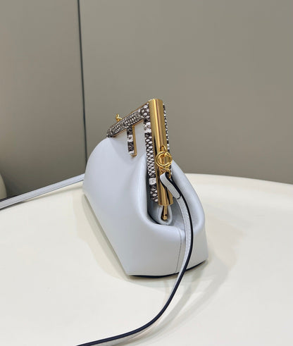 BOLSO FENDI FIRST SMALL 26 DE PIEL BLANCA CON DETALLES EXÓTICOS