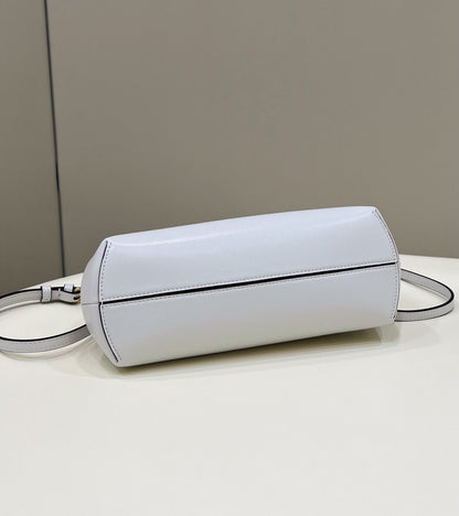 BOLSO FENDI FIRST SMALL 26 DE PIEL BLANCA CON DETALLES EXÓTICOS
