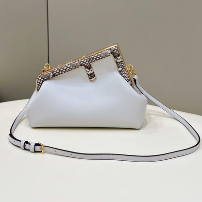 BOLSO FENDI FIRST SMALL 26 DE PIEL BLANCA CON DETALLES EXÓTICOS