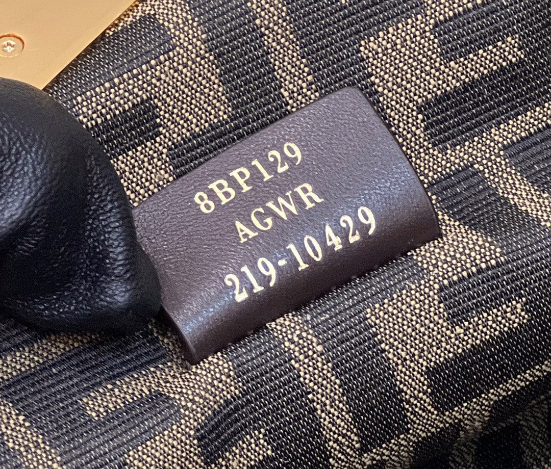 BOLSO FENDI FIRST SMALL 26 DE PIEL BLANCA CON DETALLES EXÓTICOS
