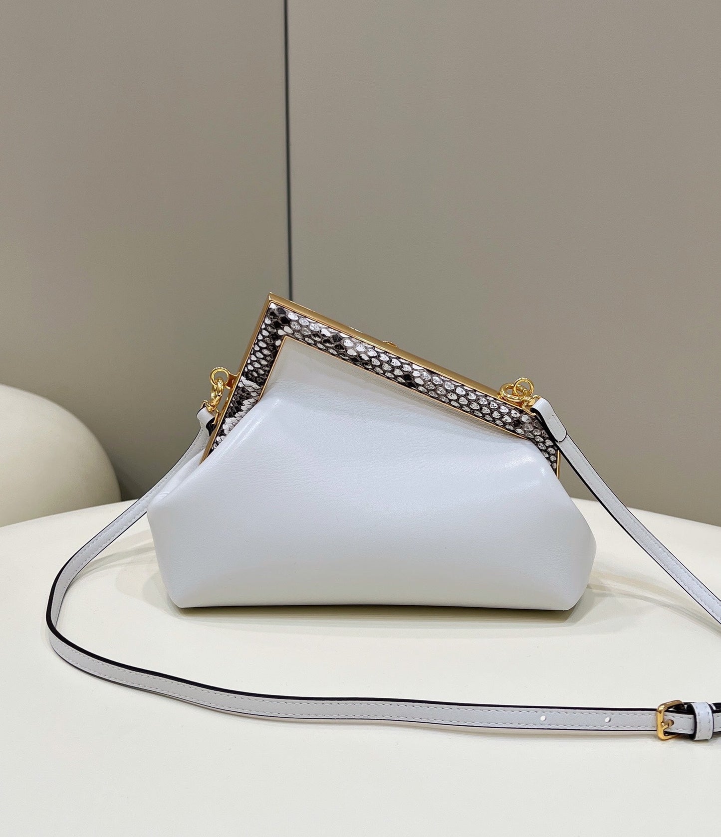 BOLSO FENDI FIRST SMALL 26 DE PIEL BLANCA CON DETALLES EXÓTICOS