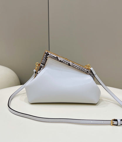 BOLSO FENDI FIRST SMALL 26 DE PIEL BLANCA CON DETALLES EXÓTICOS