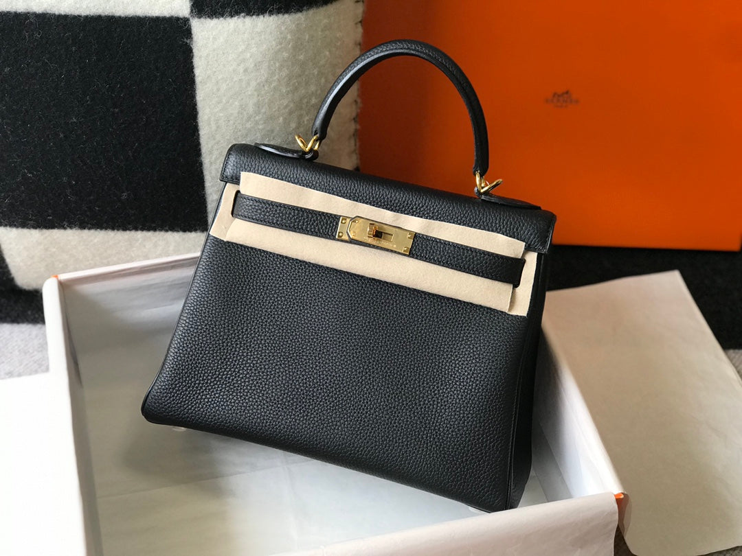 HM Kelly 32 cm, cuero Togo negro, herrajes dorados