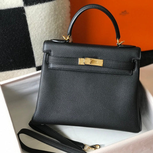 HM Kelly 32 cm, cuero Togo negro, herrajes dorados