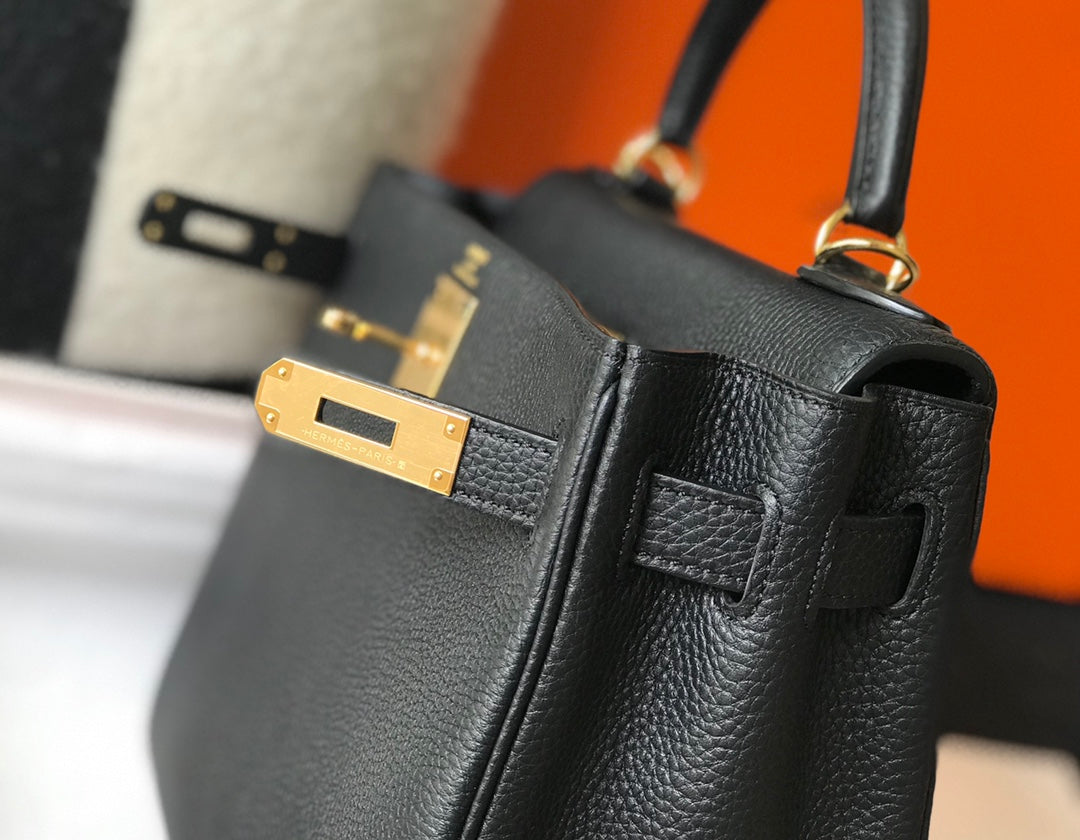 HM Kelly 32 cm, cuero Togo negro, herrajes dorados