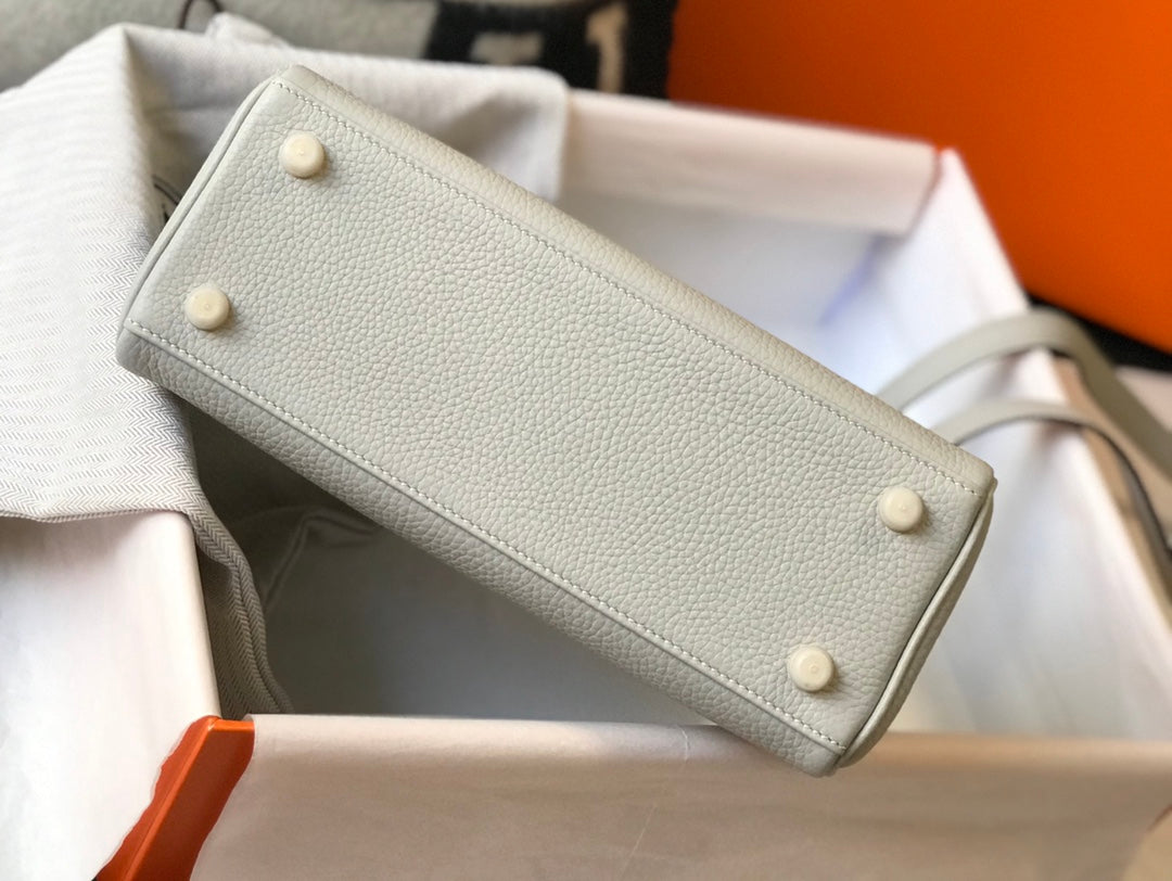 HM Kelly 32 cm, cuero Togo blanco, herrajes dorados