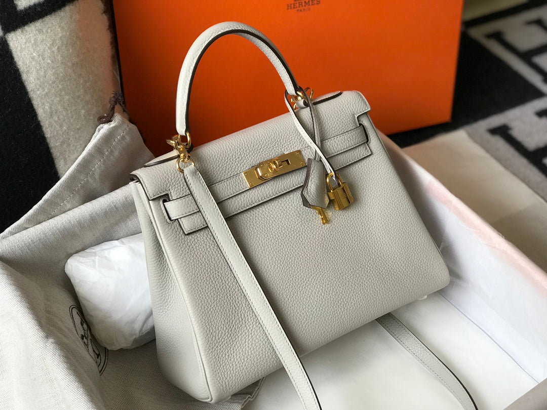HM Kelly 32 cm, cuero Togo blanco, herrajes dorados