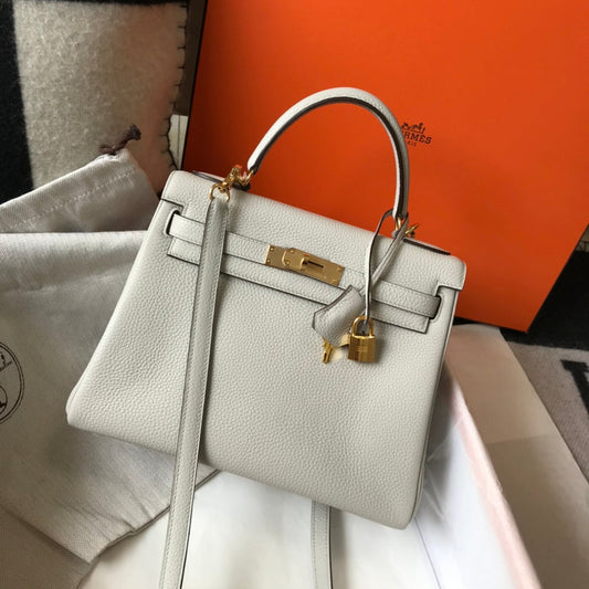 HM Kelly 32 cm, cuero Togo blanco, herrajes dorados
