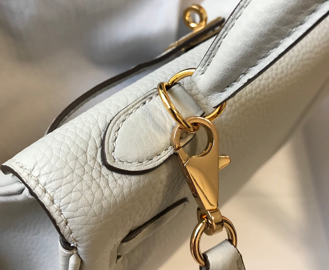 HM Kelly 32 cm, cuero Togo blanco, herrajes dorados