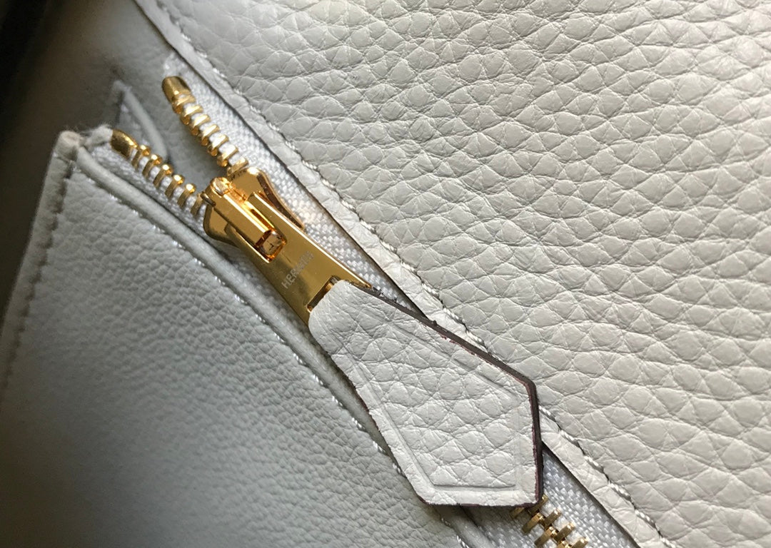 HM Kelly 32 cm, cuero Togo blanco, herrajes dorados