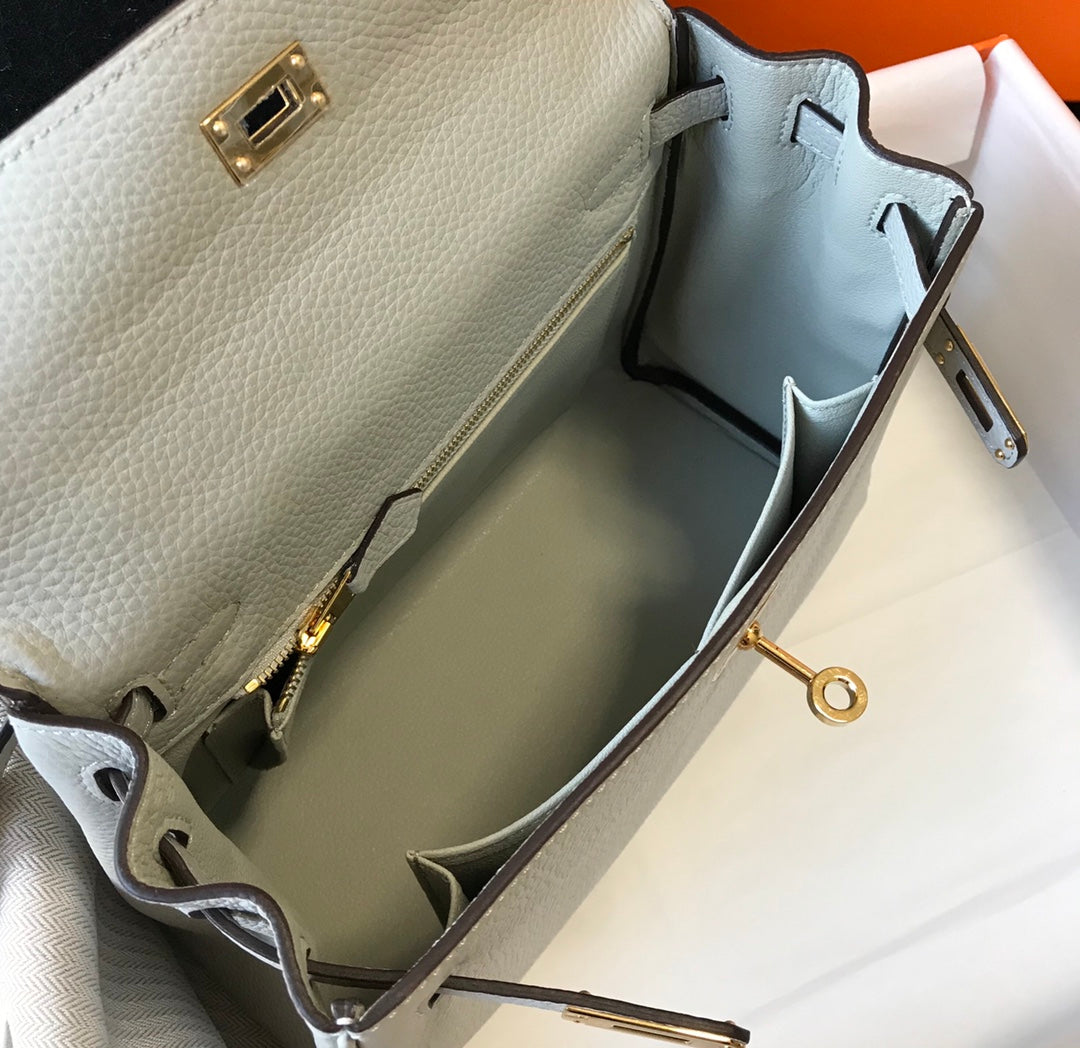 HM Kelly 32 cm, cuero Togo blanco, herrajes dorados