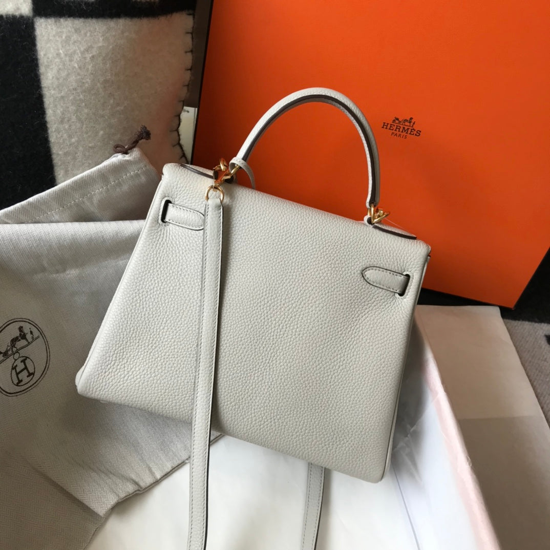 HM Kelly 32 cm, cuero Togo blanco, herrajes dorados