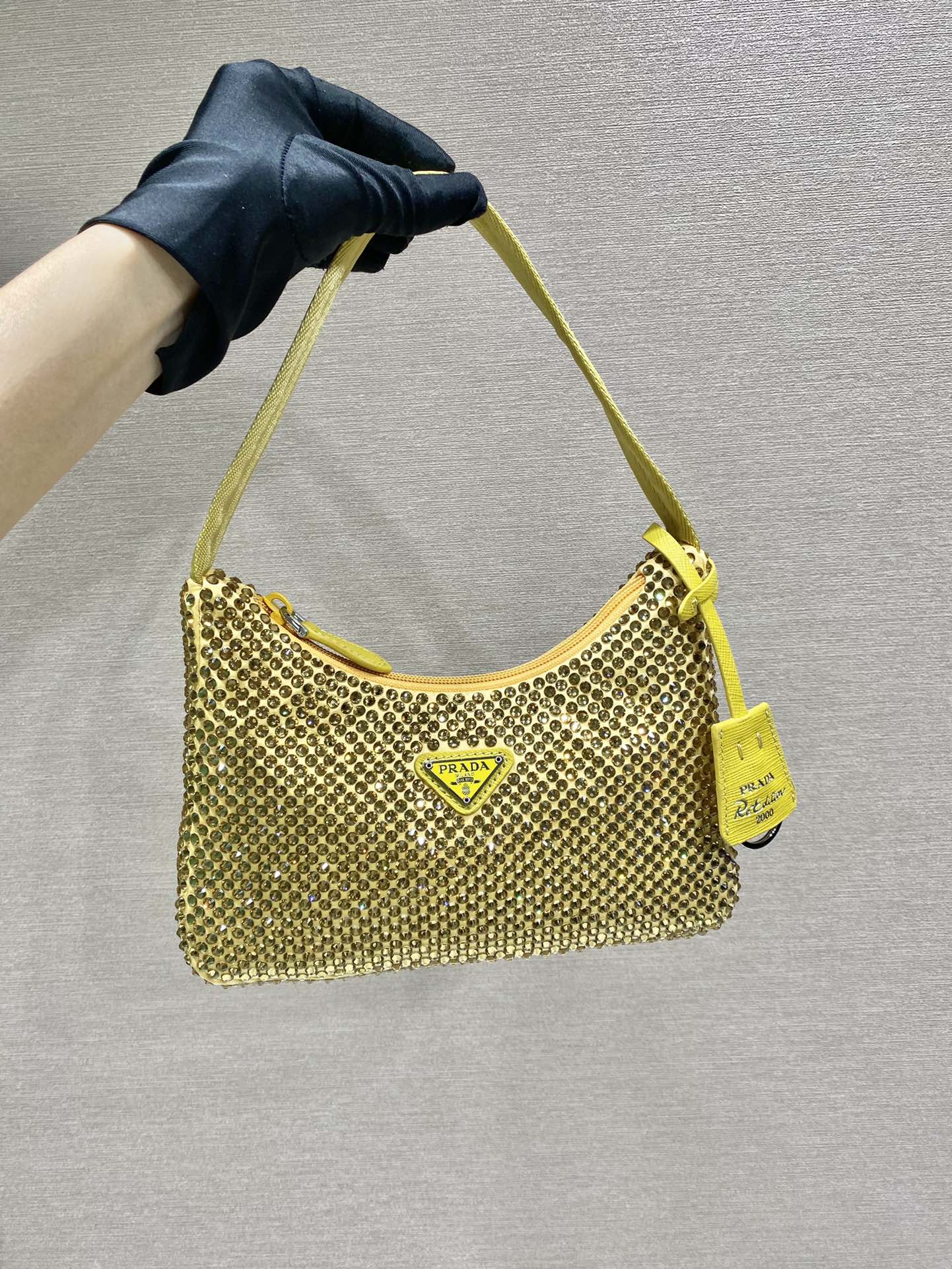 BOLSO HOBO BRILLANTE DE 23 CM EN NYLON AMARILLO CON CRISTALES ADICIONALES