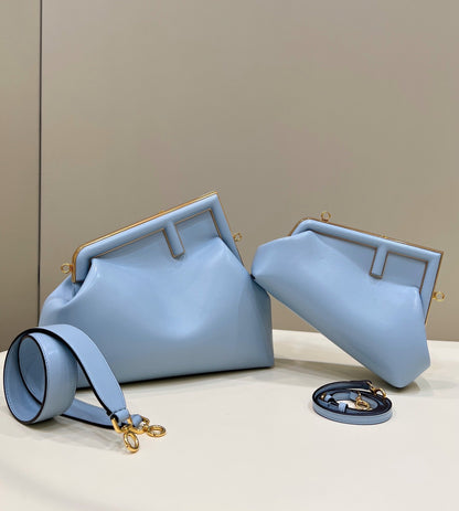 FENDI FIRST SMALL 32 EN PIEL NAPA AZUL CLARO, BOLSO CON HERRAJES DORADOS
