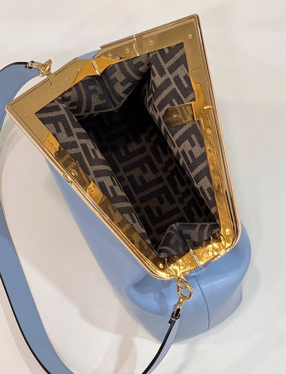 FENDI FIRST SMALL 32 EN PIEL NAPA AZUL CLARO, BOLSO CON HERRAJES DORADOS