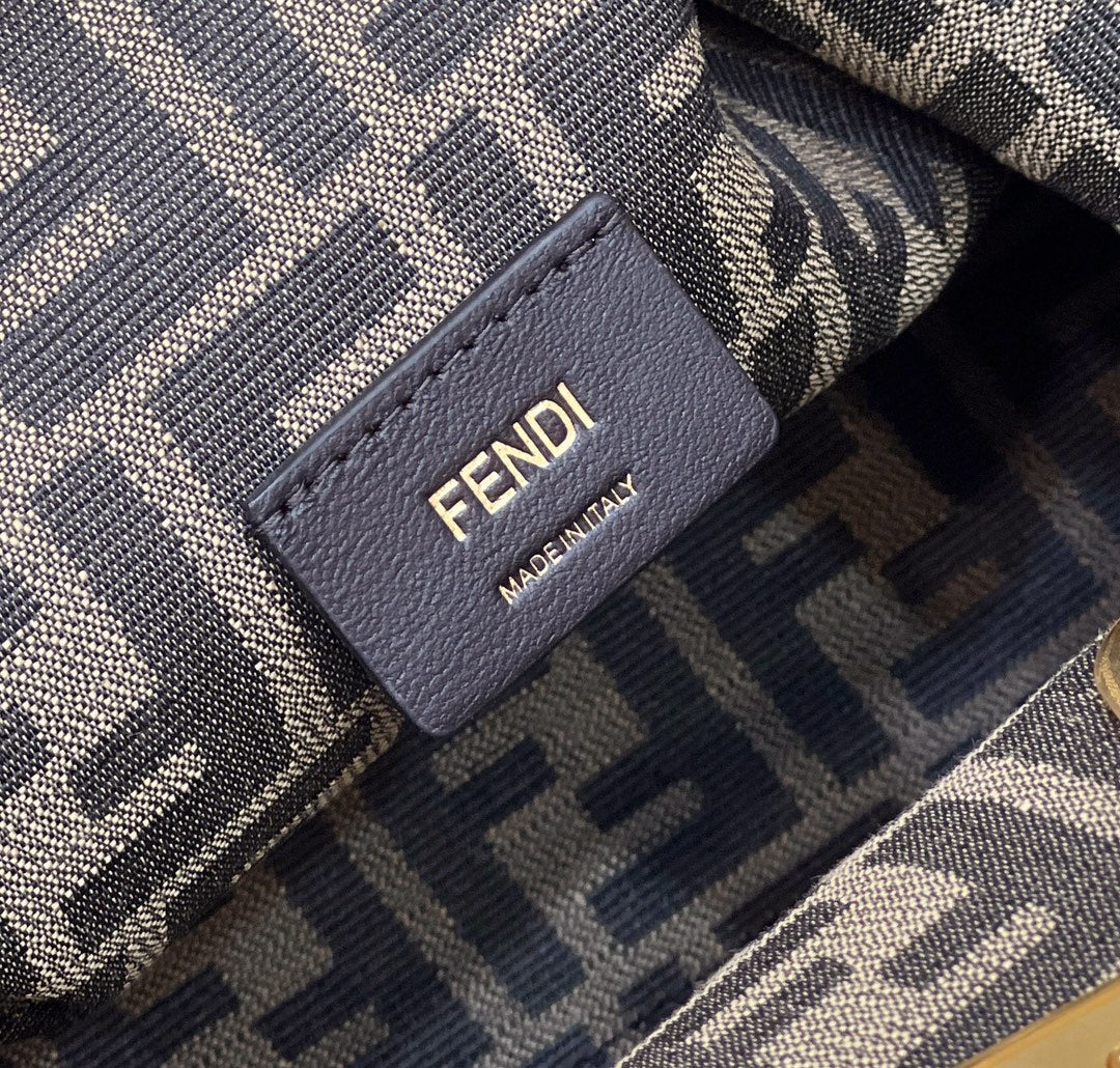 FENDI FIRST SMALL 32 EN PIEL NAPA AZUL CLARO, BOLSO CON HERRAJES DORADOS