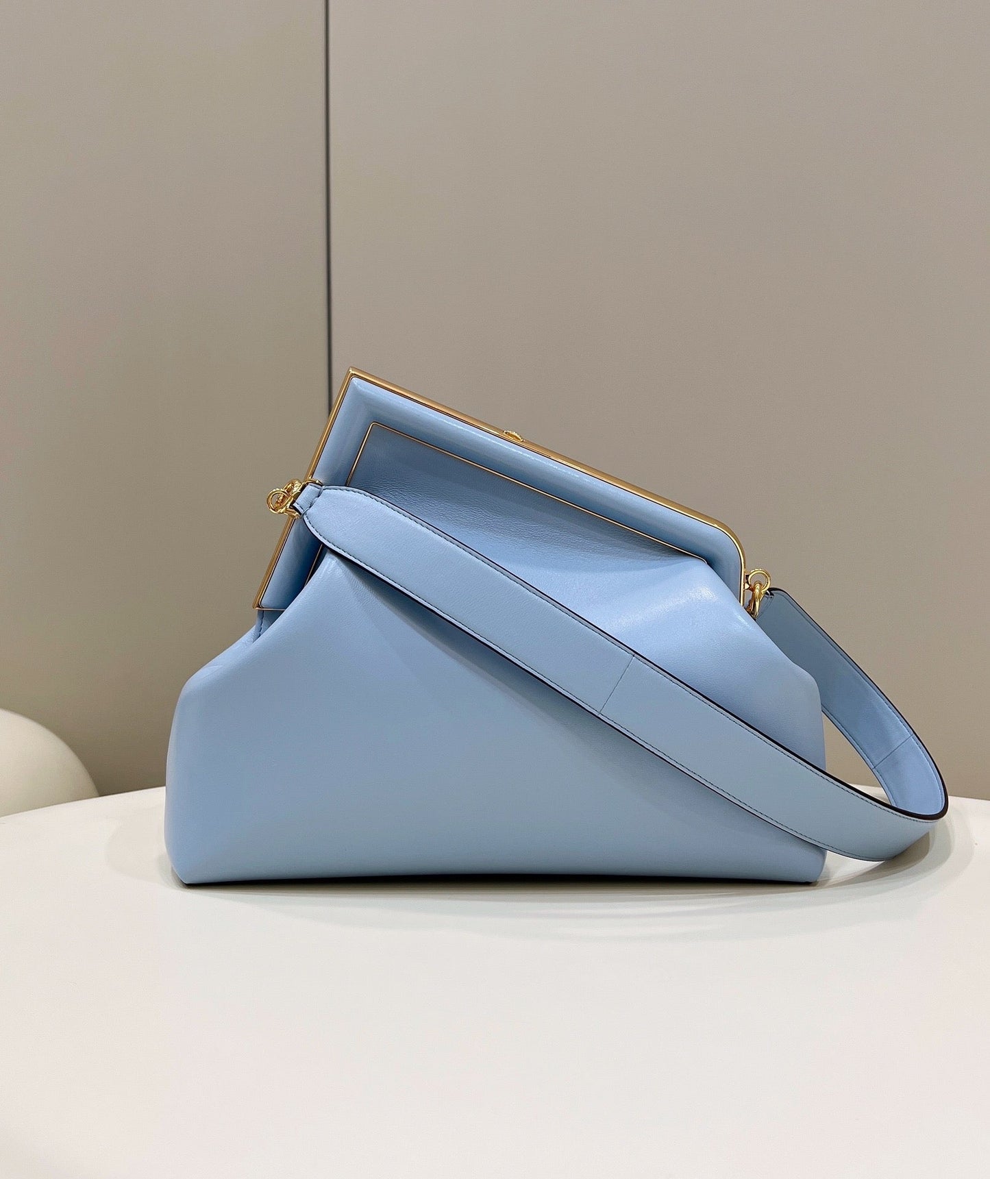 FENDI FIRST SMALL 32 EN PIEL NAPA AZUL CLARO, BOLSO CON HERRAJES DORADOS