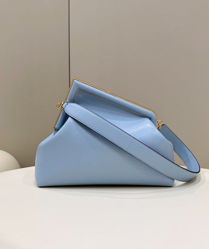 FENDI FIRST SMALL 32 EN PIEL NAPA AZUL CLARO, BOLSO CON HERRAJES DORADOS