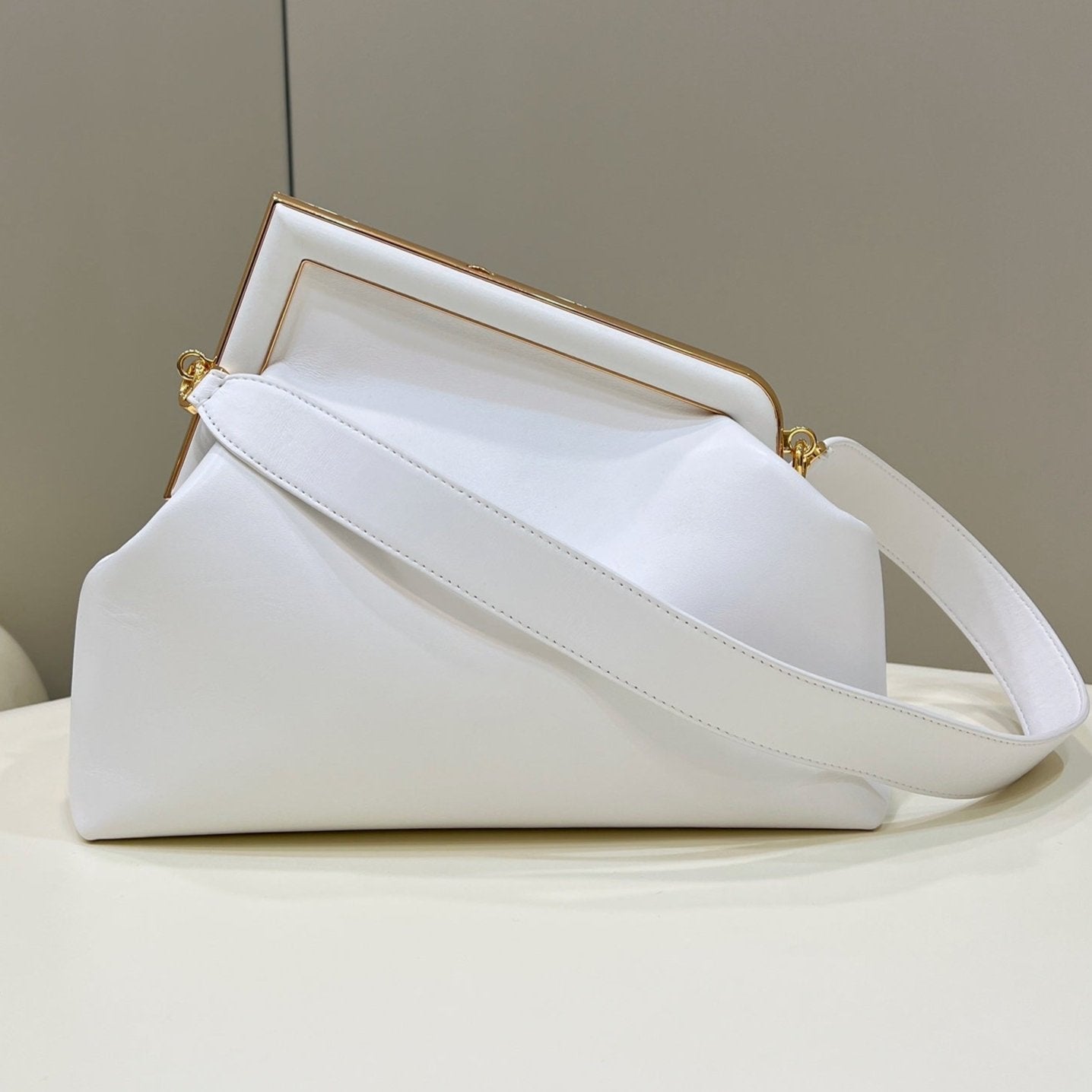 FENDI FIRST SMALL 32 EN PIEL NAPPA BLANCA CON HERRAJES DORADOS