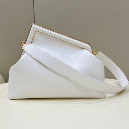 FENDI FIRST SMALL 32 EN PIEL NAPPA BLANCA CON HERRAJES DORADOS