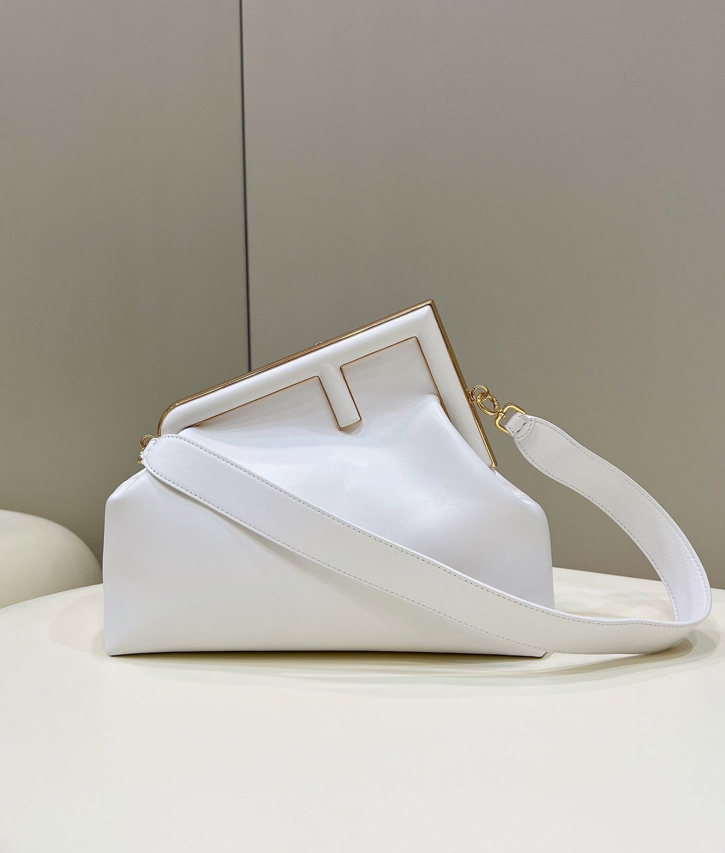 FENDI FIRST SMALL 32 EN PIEL NAPPA BLANCA CON HERRAJES DORADOS