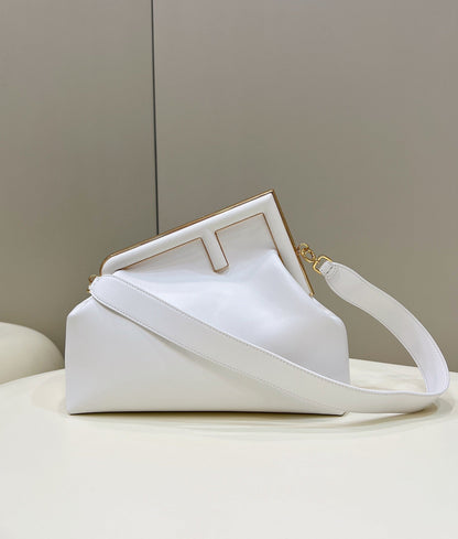 FENDI FIRST SMALL 32 EN PIEL NAPPA BLANCA CON HERRAJES DORADOS