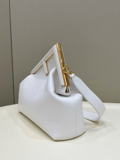 FENDI FIRST SMALL 32 EN PIEL NAPPA BLANCA CON HERRAJES DORADOS