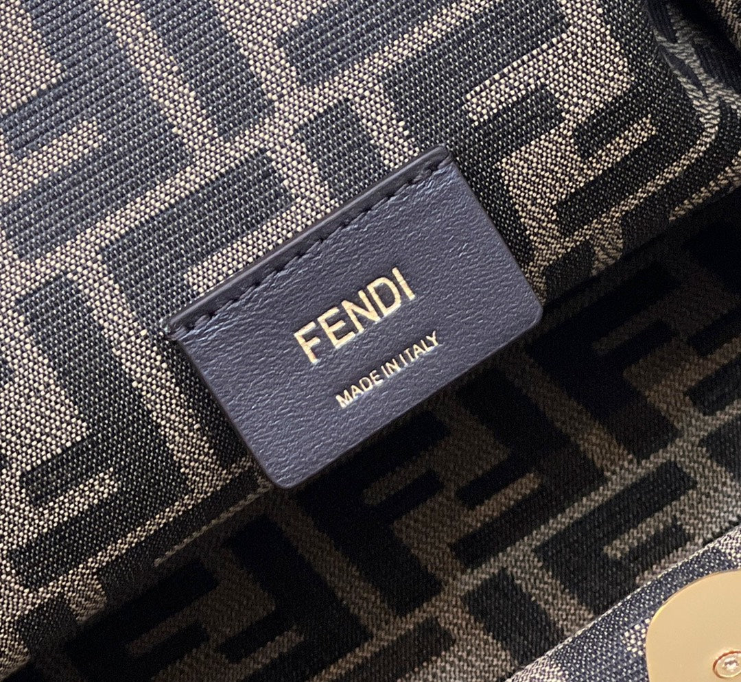 FENDI FIRST SMALL 32 EN PIEL NAPPA BLANCA CON HERRAJES DORADOS