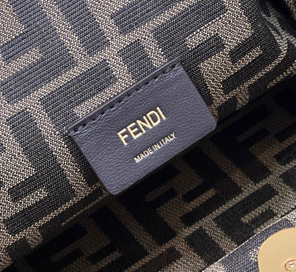FENDI FIRST SMALL 32 EN PIEL NAPPA BLANCA CON HERRAJES DORADOS