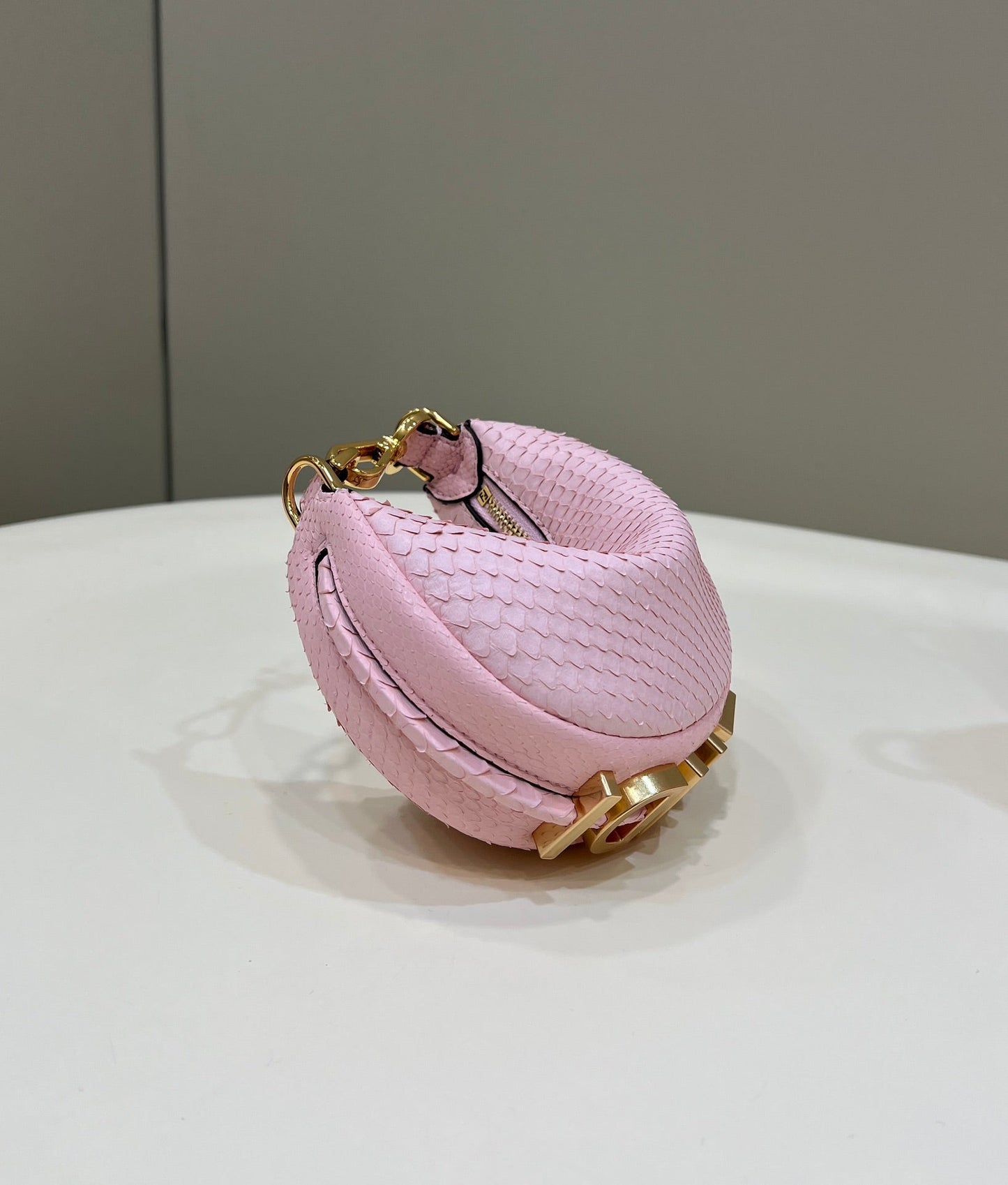SAC FENDIGRAPHY MINI 16 EN CUIR DE VEAU ROSE CLAIR, QUINCAILLERIE DORÉ