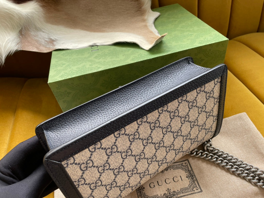 BOLSO DE HOMBRO DYONYSUS 25 EN TEJIDO JACQUARD BEIGE Y ADORNOS DE PIEL DE BECERRO NEGRA. HERRAJES PLATEADOS.
