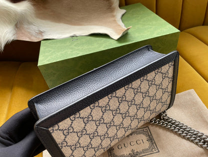 BOLSO DE HOMBRO DYONYSUS 25 EN TEJIDO JACQUARD BEIGE Y ADORNOS DE PIEL DE BECERRO NEGRA. HERRAJES PLATEADOS.
