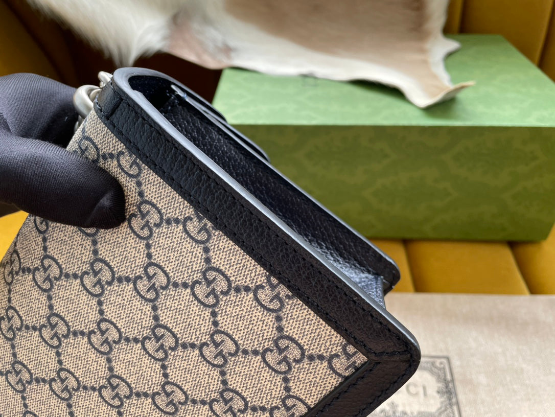 BOLSO DE HOMBRO DYONYSUS 25 EN TEJIDO JACQUARD BEIGE Y ADORNOS DE PIEL DE BECERRO NEGRA. HERRAJES PLATEADOS.