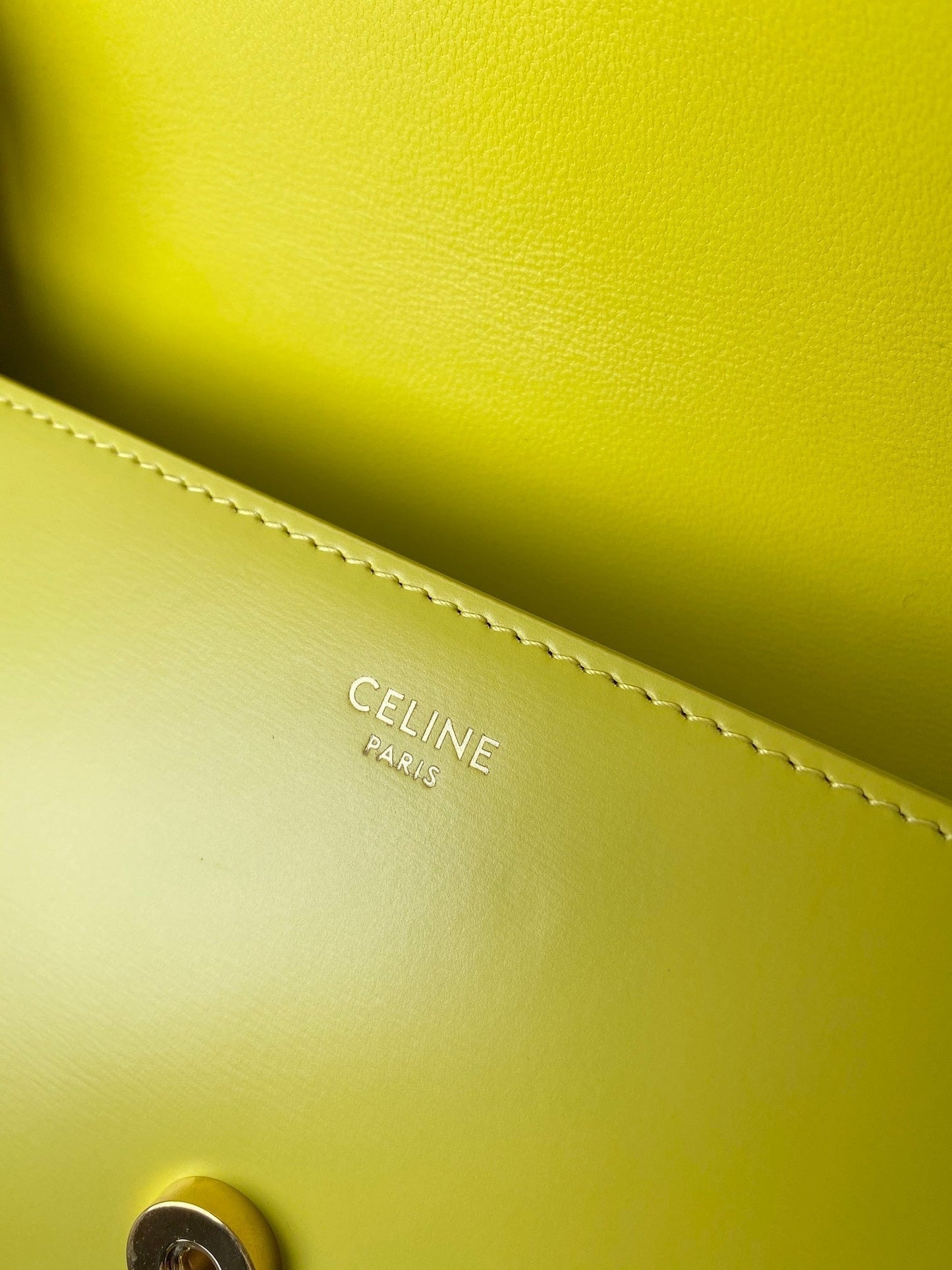 BOLSO DE AXILAS CON CADENA EN RELIEVE DE PIEL DE BECERRO AMARILLO CHARTREUSE