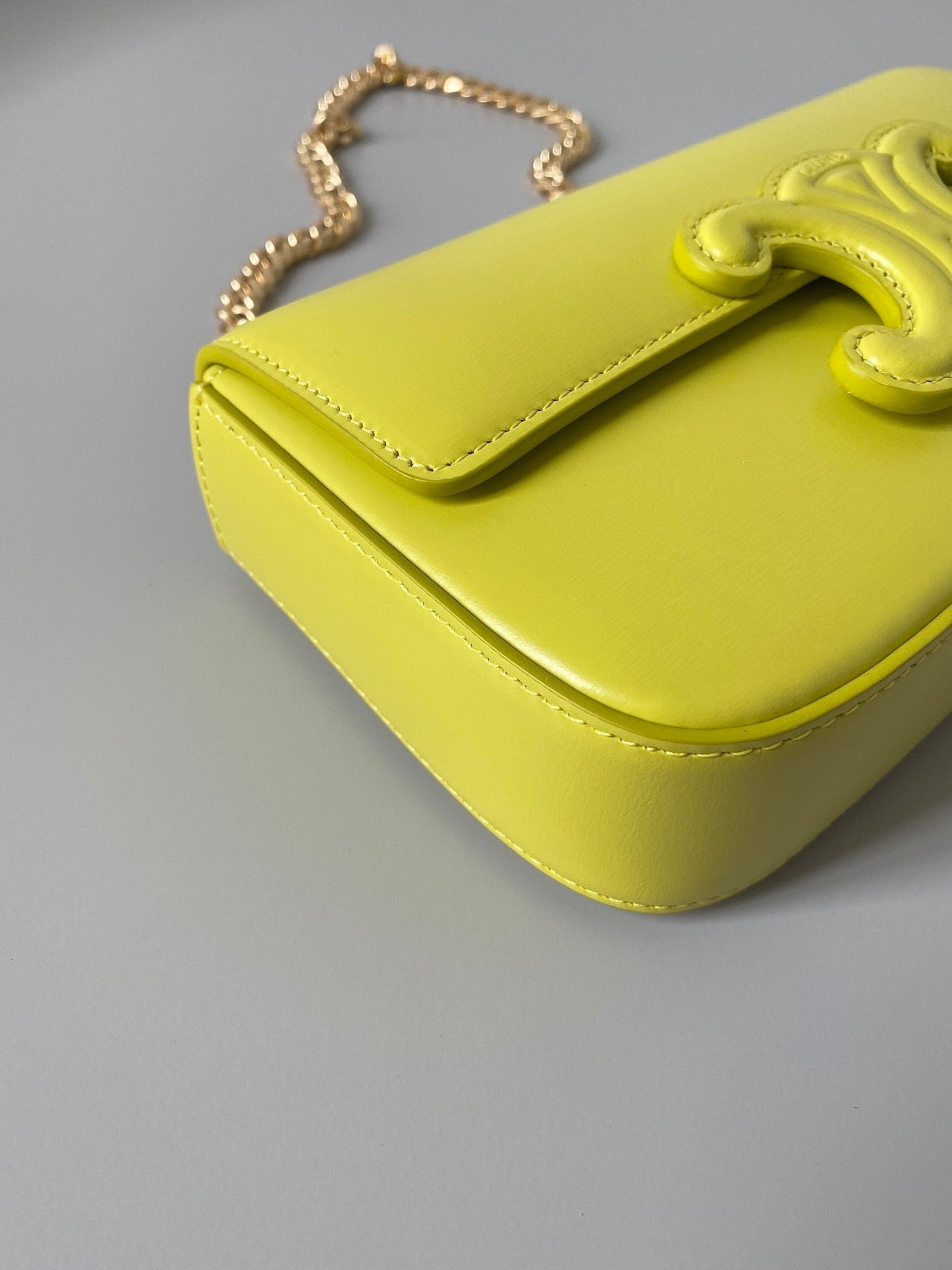 BOLSO DE AXILAS CON CADENA EN RELIEVE DE PIEL DE BECERRO AMARILLO CHARTREUSE