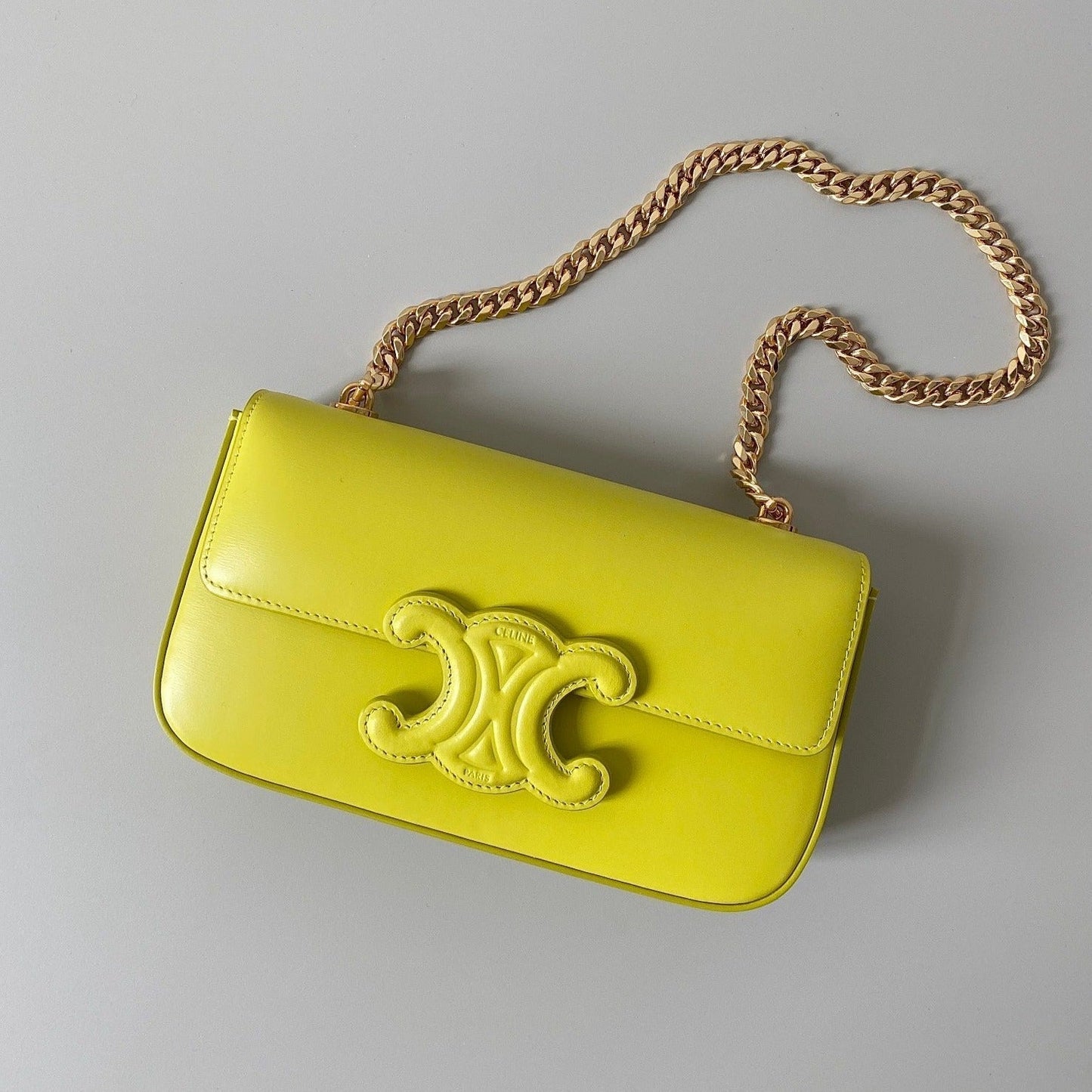 BOLSO DE AXILAS CON CADENA EN RELIEVE DE PIEL DE BECERRO AMARILLO CHARTREUSE