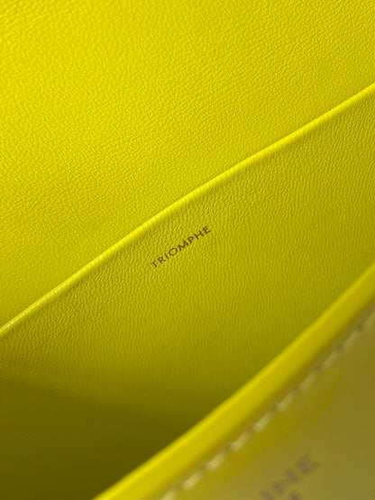 BOLSO DE AXILAS CON CADENA EN RELIEVE DE PIEL DE BECERRO AMARILLO CHARTREUSE