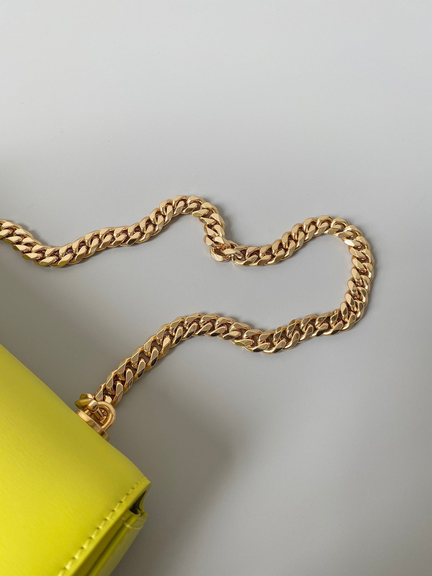 BOLSO DE AXILAS CON CADENA EN RELIEVE DE PIEL DE BECERRO AMARILLO CHARTREUSE