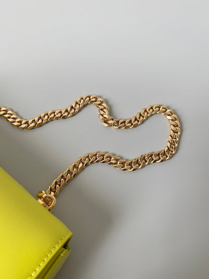 BOLSO DE AXILAS CON CADENA EN RELIEVE DE PIEL DE BECERRO AMARILLO CHARTREUSE