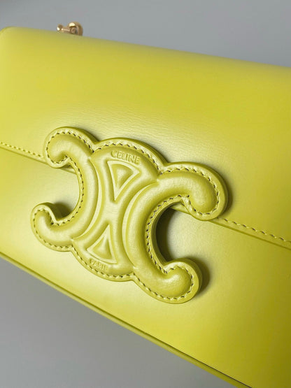 BOLSO DE AXILAS CON CADENA EN RELIEVE DE PIEL DE BECERRO AMARILLO CHARTREUSE