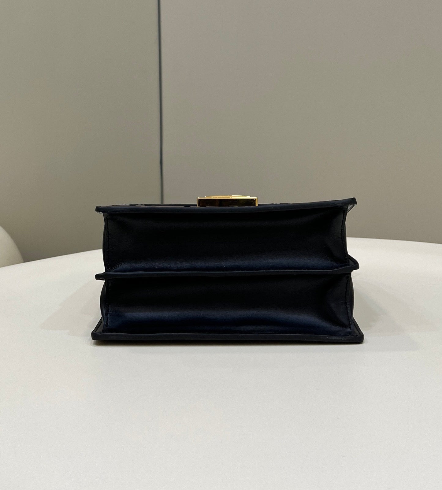 BOLSO FENDI KANI 19 DE PIEL DE BECERRO MEZCLA NEGRA Y MARRÓN CHOCOLATE CON HERRAJES DORADOS