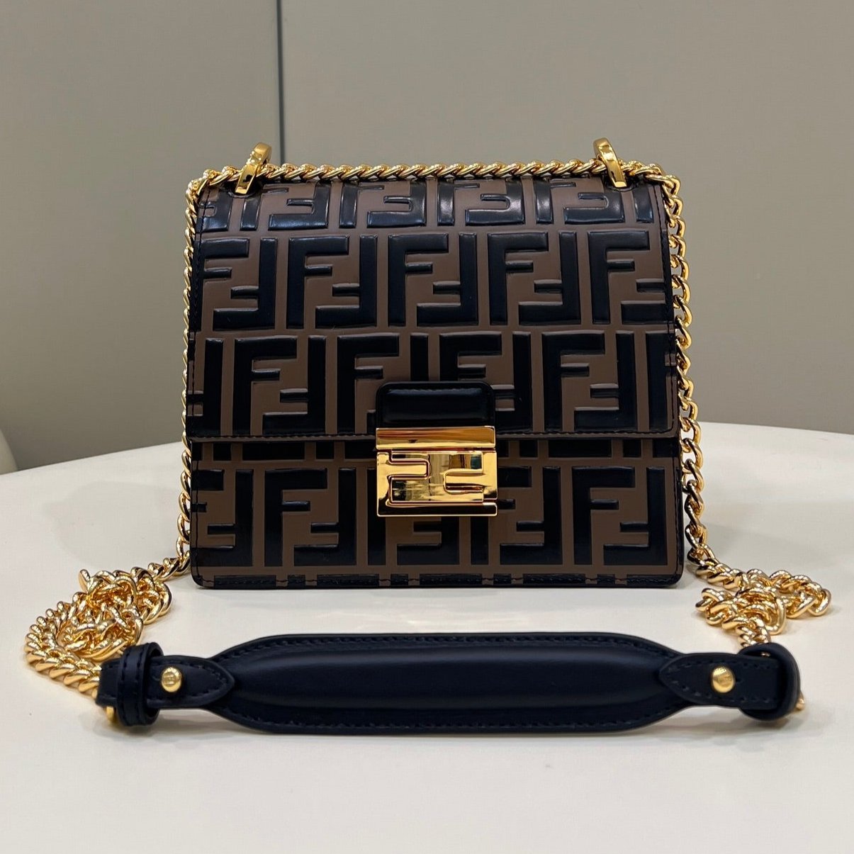 BOLSO FENDI KANI 19 DE PIEL DE BECERRO MEZCLA NEGRA Y MARRÓN CHOCOLATE CON HERRAJES DORADOS