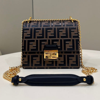 BOLSO FENDI KANI 19 DE PIEL DE BECERRO MEZCLA NEGRA Y MARRÓN CHOCOLATE CON HERRAJES DORADOS