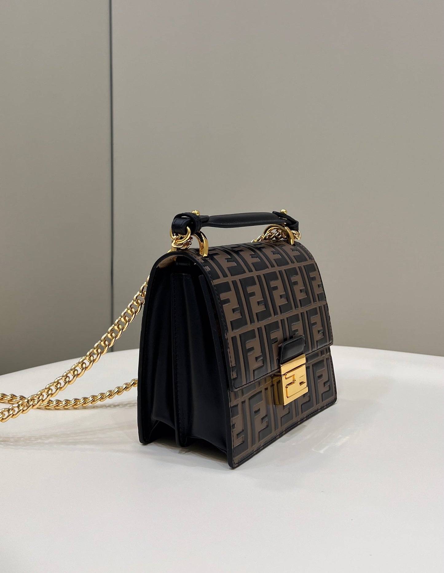 BOLSO FENDI KANI 19 DE PIEL DE BECERRO MEZCLA NEGRA Y MARRÓN CHOCOLATE CON HERRAJES DORADOS