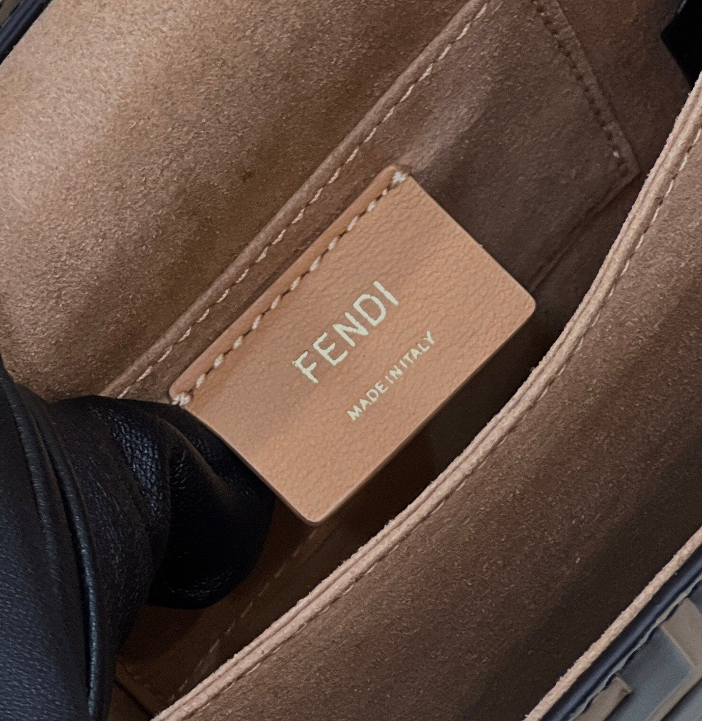 BOLSO FENDI KANI 19 DE PIEL DE BECERRO MEZCLA NEGRA Y MARRÓN CHOCOLATE CON HERRAJES DORADOS