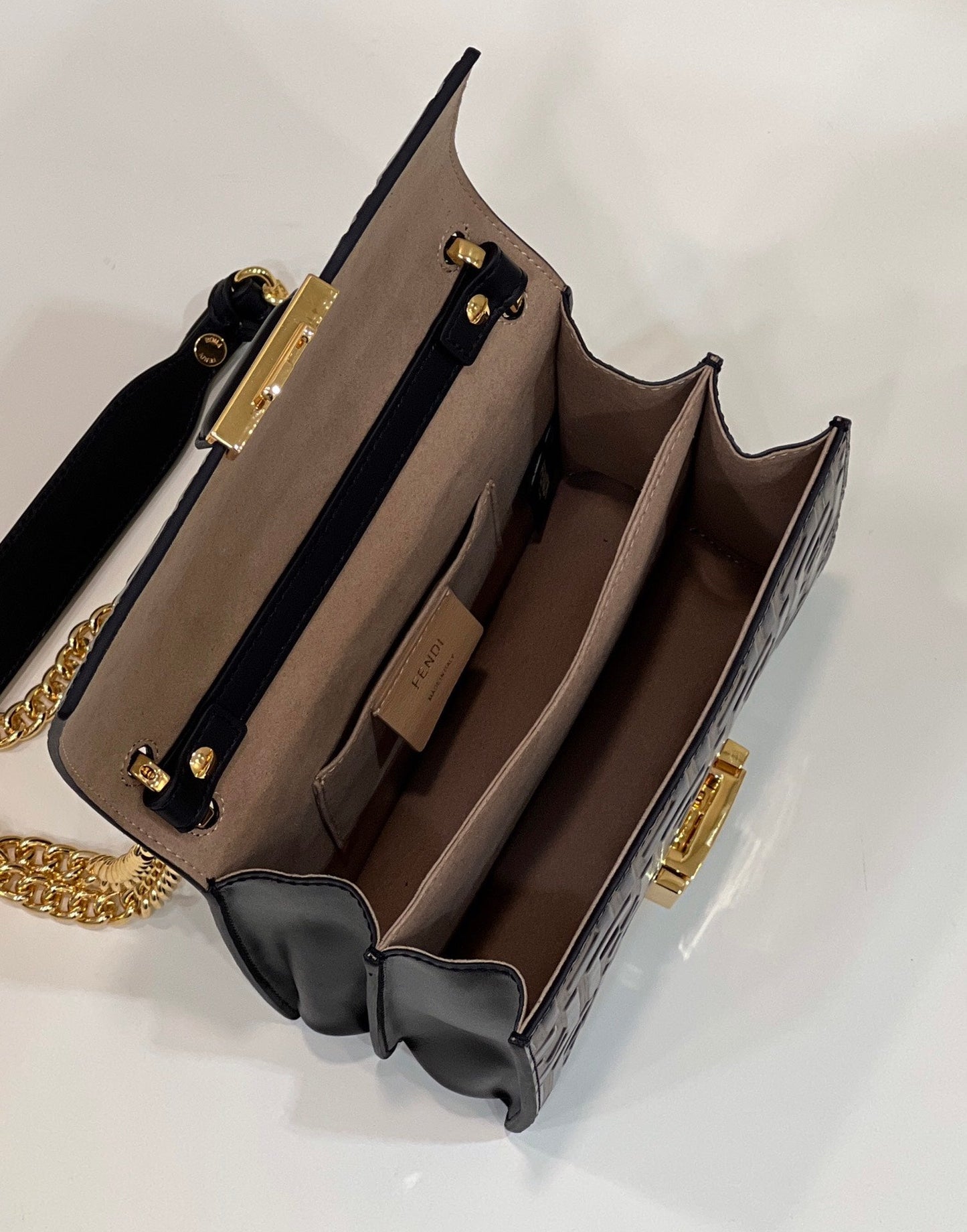 BOLSO FENDI KANI 19 DE PIEL DE BECERRO MEZCLA NEGRA Y MARRÓN CHOCOLATE CON HERRAJES DORADOS