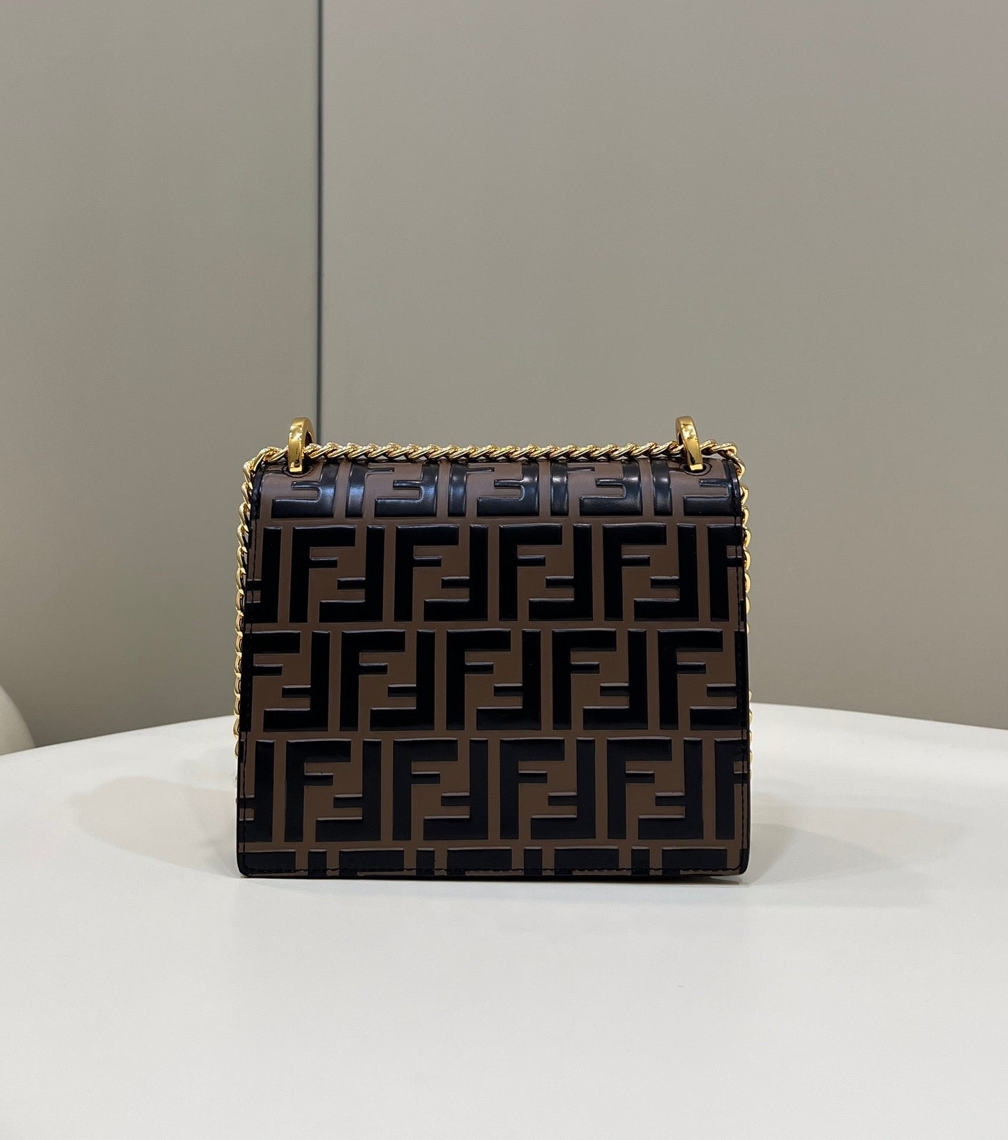 BOLSO FENDI KANI 19 DE PIEL DE BECERRO MEZCLA NEGRA Y MARRÓN CHOCOLATE CON HERRAJES DORADOS