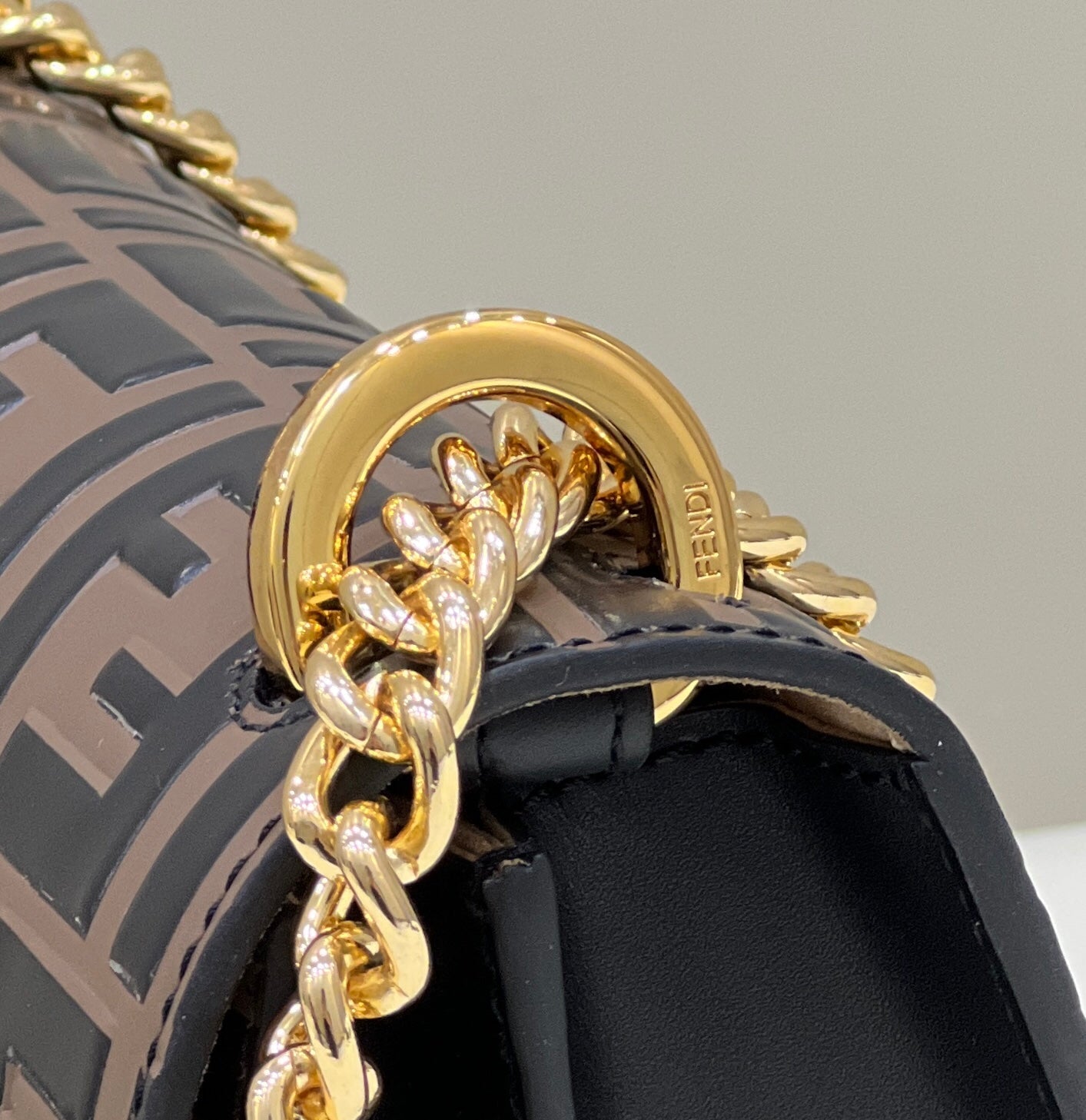 BOLSO FENDI KANI 19 DE PIEL DE BECERRO MEZCLA NEGRA Y MARRÓN CHOCOLATE CON HERRAJES DORADOS